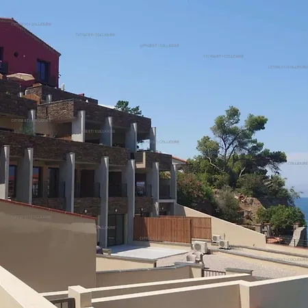 4arap04 - Standing Vue * Collioure