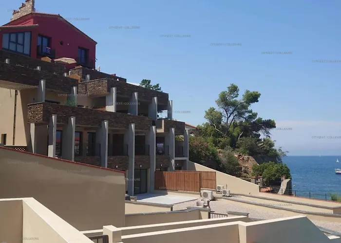 4arap04 - Standing Vue * Collioure